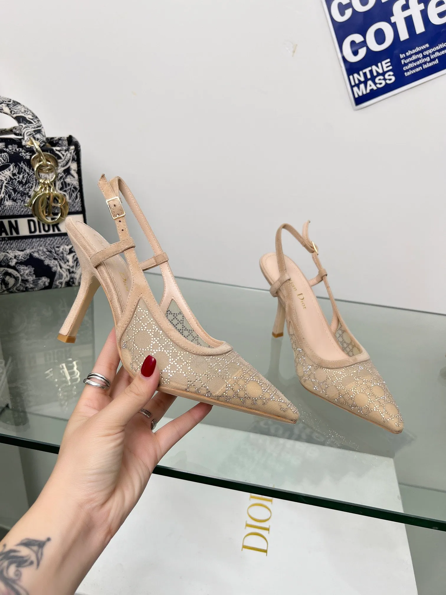 👟👟Ex-factory price 560👟👟Dior 2025 spring and summer catwalk new style bling...bling...crystal shoes Capture one-line high-heeled Mule women's shoes Star same rhinestone square toe cannage pattern cat heel slippers The top high-end version on the market Exclusive sale Material: original custom mesh inlaid with hot Australian rhinestones + water-dyed sheepskin feet + original molded hardware buckles + Italian leather outsole Heel height: 6.5CM/9.5CM size: 33-44 (33.34.40.41.42.43.44 is custom-made and cannot be returned or exchanged)